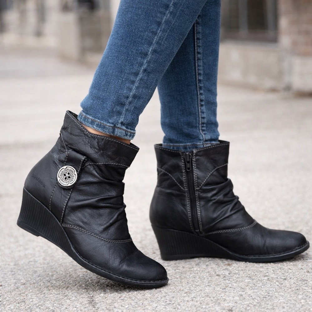 Groundhog Black Leather Wedge Heel Ankle Bootie Size 8 Round Toe Bohemian Chic